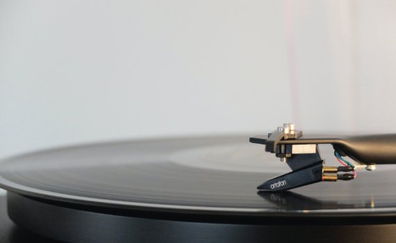 round black vinyl disc on vinyl player