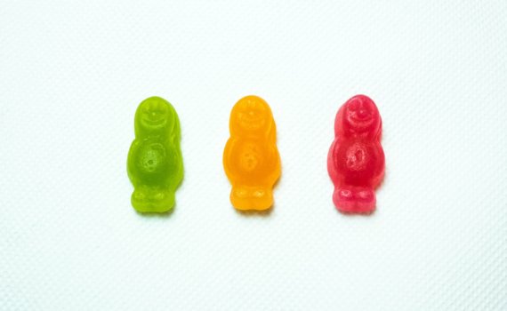 three assorted-colored gummy bears