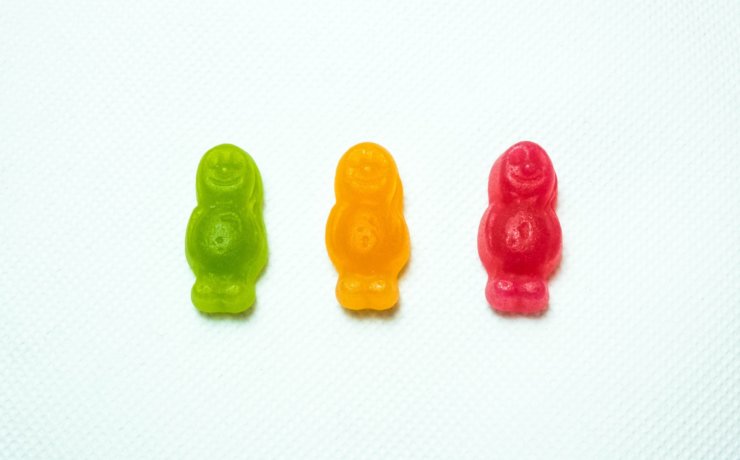 three assorted-colored gummy bears