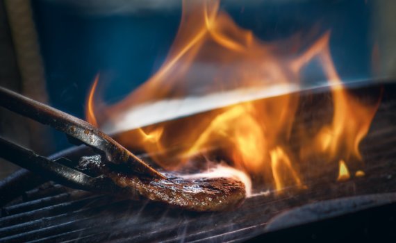 meat on grilling screen