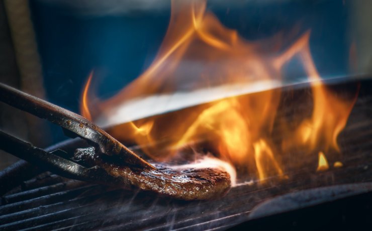 meat on grilling screen
