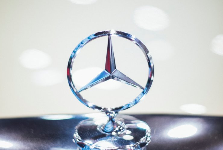 grey mercedes benz emblem